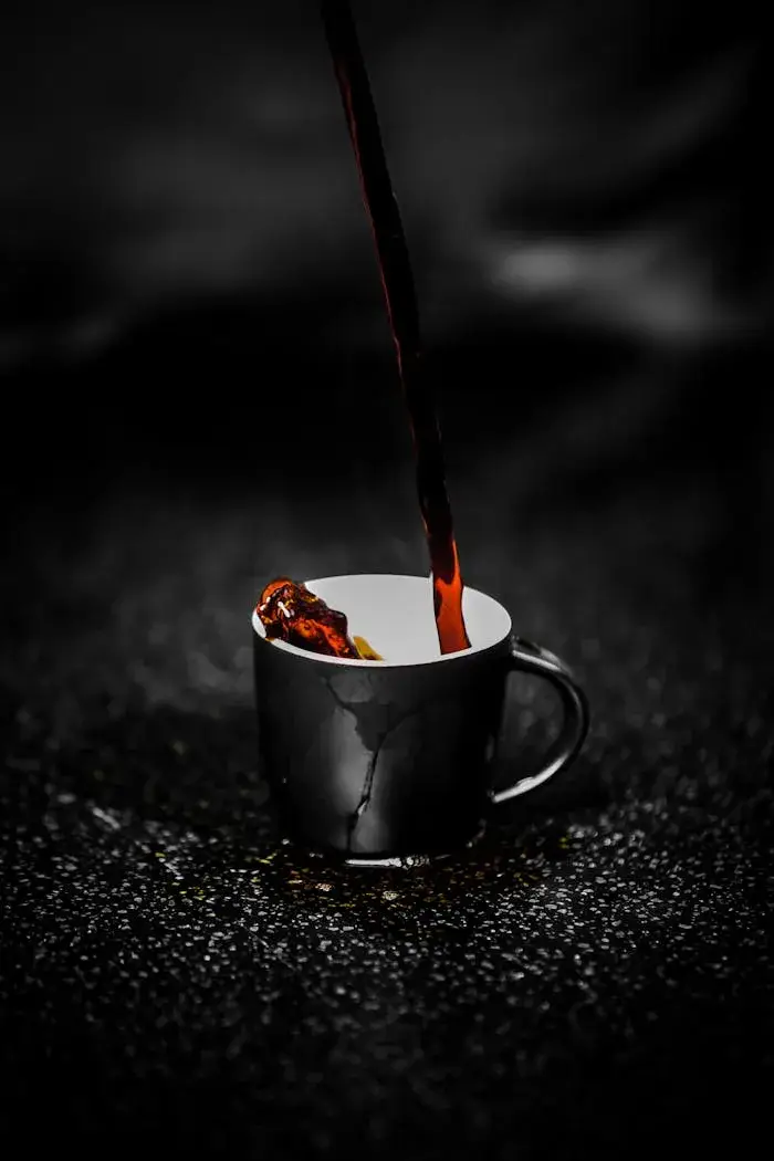 Café preto sendo servido