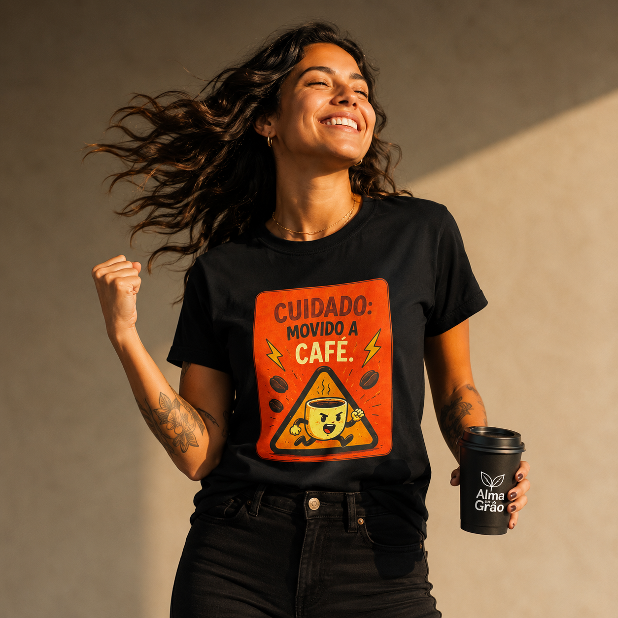 Pessoa vestindo camiseta preta Cuidado: Movido a Café