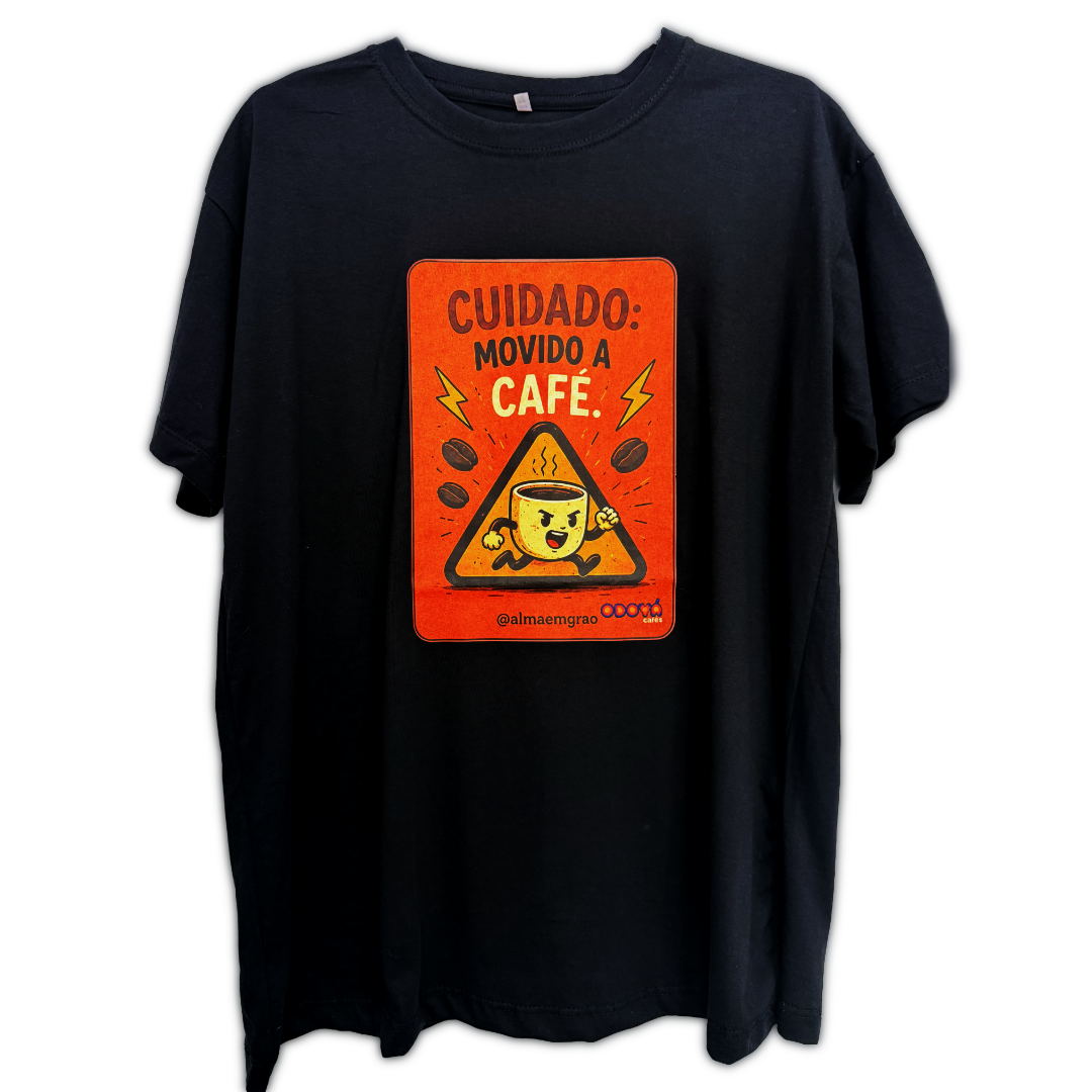 Camiseta preta Cuidado: Movido a Café aberta, mostrando a estampa