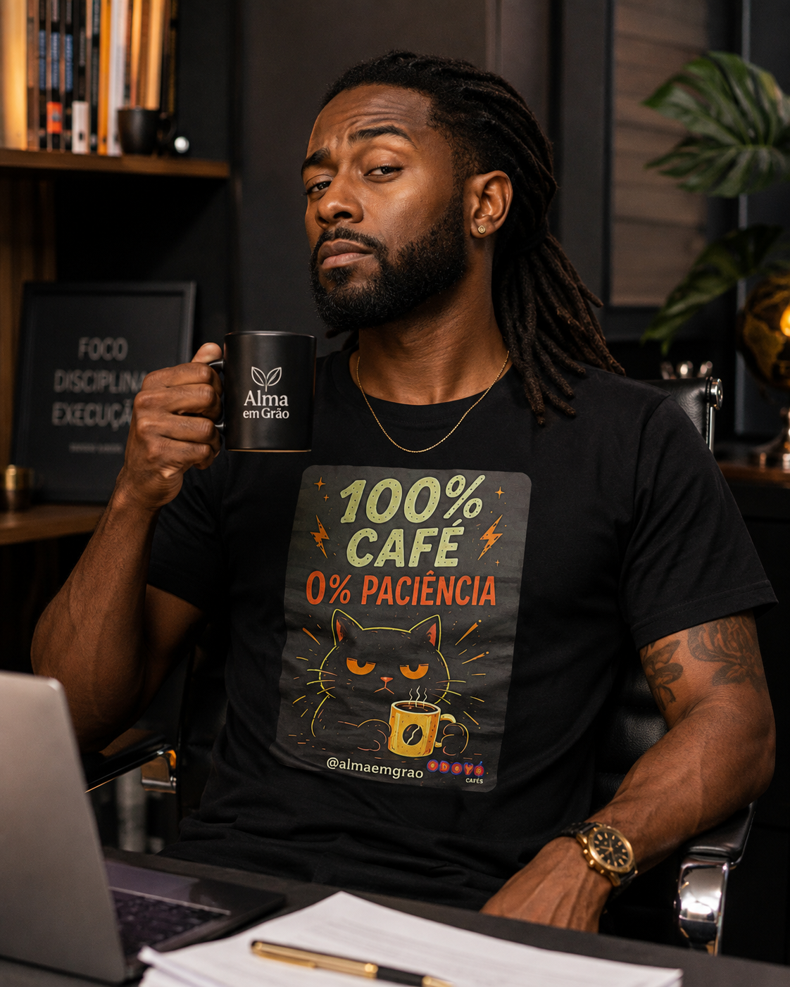 Pessoa vestindo camiseta preta 100% Café 0% Paciência
