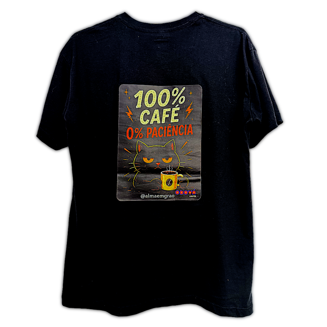 Camiseta preta 100% Café 0% Paciência aberta, mostrando a estampa
