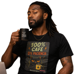 Pessoa vestindo camiseta preta 100% Café 0% Paciência sem fundo