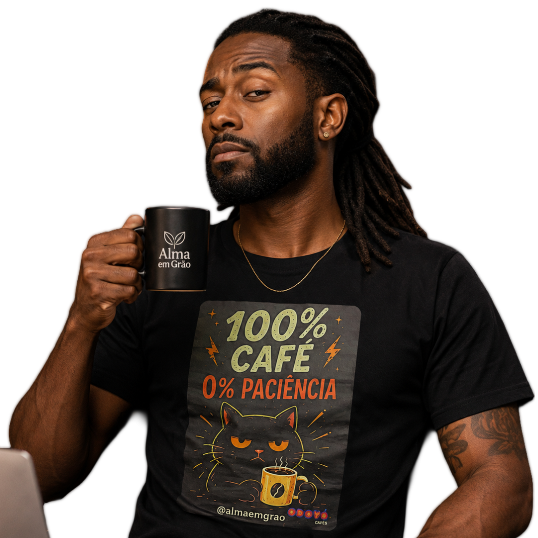 Pessoa vestindo camiseta preta 100% Café 0% Paciência sem fundo